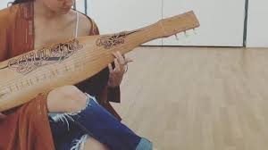 Inilah 11 contoh alat musik dari aceh yang berhasil kita rangkum dalam tulisan kali ini … arbab tergolong dalam alat musik kordofon, yaitu instrumen yang bunyinya bersumber dari dawai. Mengenal Sape Alat Musik Khas Dayak Yang Dimainkan Atiqah Hasiolan Lifestyle Liputan6 Com