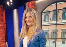 Salvini fa un'operazione intelligente, noi dobbiamo rafforzare la leadership. Laura Ravetto Instagram Ammaliante In Versione Scolaretta Molto Sensuale