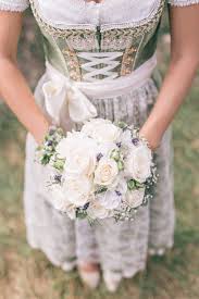 Traditionell Bayerische Hochzeit Sarah Tobias Gaben Sich In Tracht Das Ja Wort In 2020 Dirndl Hochzeit Hochzeit Trachten Hochzeit