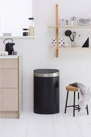 de touch bin afvalemmer in mat zwart van brabantia 40 l heeft een platte rug zo past hij mooi tegen de muur en win j ruimtebesparend vuilnisbakken interieur
