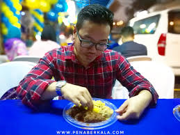 Menu resepi ini juga sering kita lihat dijual samada di restoran, warung cara buat resepi ini juga amat mudah untuk anda praktikkan di rumah dengan cara mengikuti kaedah resepi seperti dibawah. Penaberkala Resipi Nasi Beriani Mudah Menggunakan Rempah Mak Siti