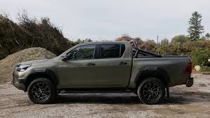 The toyota hilux also comes with skid plates and the word 'invincible' proudly stamped across the tailgate. Toyota Hilux Fahrbericht Facelift 2021 Hilux Invincible Autogefuhl