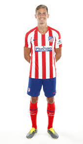Marcos llorente memainkan peran penting bagi atletico madrid musim lalu, mencatatkan 9 gol dan 8 assist untuk membantu timnya menjuarai klasemen laliga. Club Atletico De Madrid Marcos Llorente With His New Shirt