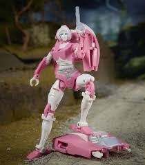 Still gonna get him for my movie bumblebee timeline display. Wfc E17 Arcee Transformers War For Cybertron Earthrise Chapter