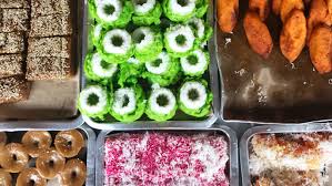 Memang tak diduga dimana orangnya selalu berkopiah semasa memasak, boleh basuh kuali pakai air longkang. The Best Local Snacks In Kl