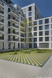 Grun In Der Stadt Bekommt Bei Den Pflastersteinen In Der Wohnungsanlage In Berlin Einen Ganz Neuen Gestaltungsaspek Architektur Landschaftsarchitektur Innenhof