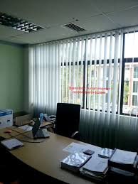 Vertical blind merupakan gorden yang digunakan sebagai penutup jendela ruangan sekaligus pengatur sinar matahari sesuai dengan keinginan penghuninya. 30 Tirai Jendela Kantor Minimalis Dan Harga Model Desain