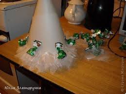 мастер класс по украшению бутылки шампанского на новый год Ukrashenie Butylki Shampanskogo Na Novyj God Chudesnoe Prevrashenie V Elochku Ukrashennye Butylki Butylki Shampanskogo Butylka