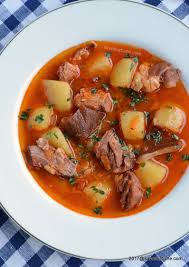 Pentru ca are multe legume, mai multe decat in vremurile acelea, acum 30 de ani, se aduceau multe oase de vita la restaurante, le spargeam si le puneam la fiert. Ciorba De Cartofi Cu Carne De Porc Ardeleneasca