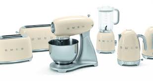 L Electromenager Vintage A La Conquete Du Monde Petit Electromenager Appareils Menagers Electromenager Smeg