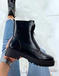 Les bottines, ces chaussures montantes jusqu'aux chevilles, se prêtent aux fusions des styles. Bottines Montantes Noires A Zip