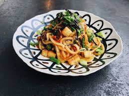 Tofu Yaki Udon Avec Tofu Croustillant Chou Nori Et Haricots Verts Tofu Yaki Udon With Crispy Tofu Cabbage Nori And Gre Yaki Udon Crispy Tofu Green Beans
