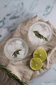 Die zitrone, rosmarin abwaschen und die schale der zitronen abreiben. Ginmary Gin Mit Rosmarinsirup Munchner Kuche