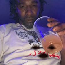 Smh: Guy goes to the strip club with $0 but left $600 after picking up  money off the floor… 🤦🏾‍♂️