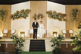Vintage style memang tidak pernah lekang dimakan waktu, model yang simpel dan natural menjadikannya terlihat apik saat diangkat sebagai model pelaminan ini sangat cocok untuk kamu yang ingin tampil berbeda dan kekinian! 17 Modern Wedding Stage Design And Decor Inspirations You Ll Love Bridestory Blog
