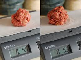 Amount of protein in beef if you often cook beef roasts for dinner, you'll get between 29 and 36 grams of protein from 4 ounces of cooked beef round or chuck roast. Nibble Me This Hamburgers Size Matters