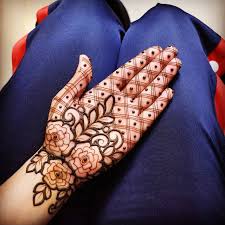 The floral pattern on the centre of the feet and the geometric pattern with leaves on the toes make this easy henna the simple dome detailing with ditsy floral patterns will be a quick and easy henna design for the mehndi artist. 131 Simple Arabic Mehndi Designs That Will Blow Your Mind Bling Sparkle