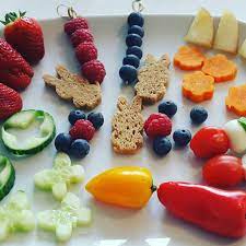 Fertig ist die salatschlange, die auch als snack im kindergarten oder zum geburtstag sehr. Snacks Fur Ein Picknick Mit Kindern Gabelschereblog