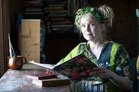 Hänet tunnetaan sekä runoilijana että valloittavana esiintyjänä. Video Heli Laaksonen Lausuu Edith Sodergranin Runon Elama Seura Fi