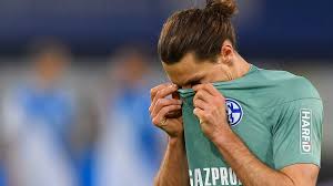 Schalke startet mit dem ziel des wiederaufstiegs in die 2. Fc Schalke 04 Fans Bedrohen Mannschaft Nach Abstieg