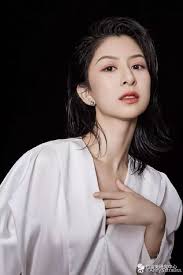 中国首位钢琴制造大师千金、欧阳娜娜校友，21岁遍地豪宅从不炫富，也被嘲？