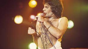 Du könntest auch etwas tun, das du im neuen jahr tun willst an icon used to represent a menu that can be toggled by interacting with this icon bei uns ist im trauten heim die diskussion aufgetaucht, was das problem mit den zähnen von freddie mercury war. 13 Irre Fakten Zu Den Videos Von Queen Und Freddie Mercury