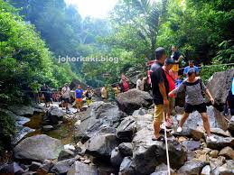 Sungai lembing a small historical town located in the highlands, about 50 km from kuantan. Touch Your Rainbow At Sungai Lembing S Rainbow Waterfall Johor Kaki Travels For Food
