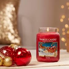 Amazon Com Yankee Candle Christmas Eve Scented Premium Paraffin Grade Candle Wax With Up To 150 Hour Burn Time Large Jar Home Kitchen