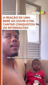 Fã número um do papai 🥰❤️ A pequena Ayla Sophia não escondeu sua admiração  pelo pai, Ian Marcos (@ianbatedeira3), ao ouvi-lo cantar “No Meu Coração  Você Vai Sempre Estar”, tema da animação “Tarzan”. ...