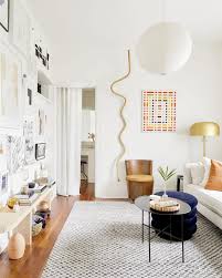 Además de un montón de ideas para decorar salones con encanto: Estos Son Los Mejores Trucos Para Conseguir Una Decoracion Moderna En Un Salon Pequeno
