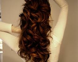 Se hai i capelli molto lunghi, per ottenere onde definite e capelli mossi senza ricorrere al ferro o alla piastra puoi provare il metodo . Pettinature Con Boccoli Fotogallery Donnaclick