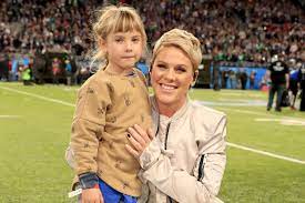 Pink's daughter willow, 9, shows off her amazing voice performing with mom on 'disney holiday fans were left in awe after hearing p!nk's daughter, willow, belt out in a powerful voice for the duo's. Pink Ihre Talentierte Tochter Willow Tritt In Mamas Fussstapfen Gala De