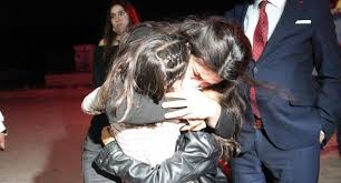 Koza holding yönetim kurulu başkanı akın i̇pek'in annesi melek i̇pek, kayyum kararına tepki gösterdi. Melek Ipek Serbest Birakildi