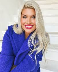 Hi! I'm Peyton Bryan! I'm a dimensional brunette + blonding specialist in  Downtown Vicksburg Mississippi. 👉🏻 In a nutshell, I fix bad blonding and  create beautiful custom color stories. I have helped