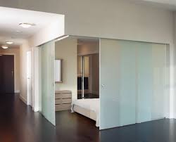 Systeme Telescopique De Portes Coulissantes Vitrees Sans Cadre En Angle Extendo Corner Porte Coulissante Murs Mobiles Meubles De Ressources