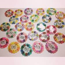 kuuuchan wedd on instagram ブローチ量産中 女性ゲストはその人をイメージしながら作ったから一人一人微妙に違う色合いになった 問題は男性ゲスト 初対面の人がほとんどなので彼にイメージの色を聞いて作るか 難 名札 手作り プラバン キーホルダー