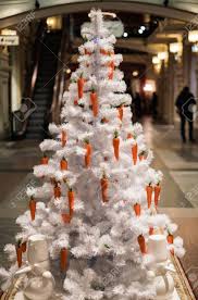 Aunque puedan parecer que no siguen el espíritu de esta época, lo cierto es que las rrss (y kim kardashian) nos muestran todo lo contrario. Imagen De Arbol De Navidad Blanco Decorado Con Zanahorias Fotos Retratos Imagenes Y Fotografia De Archivo Libres De Derecho Image 92039072