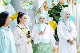 Izara aishah is an actress, known for balun (2017), j revolusi (2017) and sejoli (2014). Beruntung Izara Aishah 3 Mak Buat Kejutan Baby Shower Bakal Terima Anak Perempuan Nona