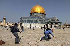 That's after as many as 205 people were injured at jerusalem's al aqsa mosque friday, when israeli police in riot gear clashed with palestinians following evening prayers, according to the. 1m0fdhj1ikqysm