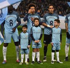 Down load the best manchester city wallpapers in hd 4k for iphones, android and pc desktop. Sieg Gegen Arsenal Alle Mancity Spieler Laufen Im Gundogan Trikot Auf Welt