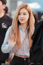 With the cute braid detail, this is an outstanding spring look to try! Park Chaeyoung Rose Blackpink Blonde Hair Novocom Top