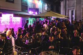 At the gateway to la rochelle, poised on a natural terrace overlooking the islands of ré, aix and oléron, la grande terrasse allows guests to become one with the ocean. Biere Pong Bild Von Bar La Terrasse La Rochelle Tripadvisor