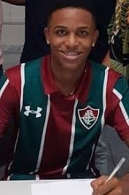 Kayky actúa como extremo diestro, aunque es zurdo y aparece constantemente por el carril central del ataque. Kayky Forward Fluminense Brazil Talent 2003 Football Talent Scout