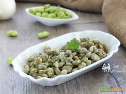 Potete preparare una pasta con le fave fresche, accompagnando il piatto magari con della cipolla o dei pomodorini. Fave Fresche In Umido Contorno Veloce Ricetta Trovaricetta Com