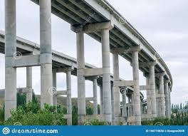 #atención #pereira en estos momentos un hombre amenaza con lanzarse del #viaducto, organismos de socorro, bomberos y la policía realizan labores de #rescate.pic.twitter.com/risacwgc8t. Columnas De Hormigon O Cabotaje Bajo El Viaducto O Puente De La Carretera Foto De Archivo Imagen De Estructura Blanco 166715830