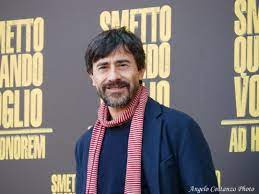 Questo seguito riprende esattamente da dove finiva il primo e finisce dove dovrebbe iniziare il terzo ed ultimo episodio di questa saga. I Cattivi Di Smetto Quando Voglio Ad Honorem Videointerviste A Neri Marcore E Luigi Lo Cascio