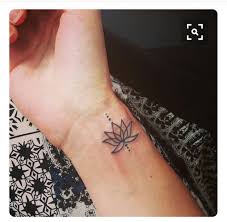 This butterfly tattoo is so surreal! Tatto Wallpapers Rose Tattoos On Hip