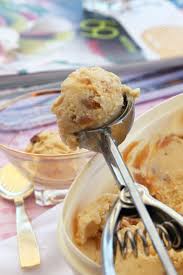 Creme Glacee Vanille Tourbillons De Caramel Au Beurre Sale Et Chunks De Chouchou Le Miam Miam Blog Caramel Au Beurre Cuisine Et Boissons Miam