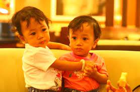 Putih seperti gambar yang ditampilkan. Fose Foto Anak Urban Pola Dasar Cinta Monyet Anak Sekolah Dasar Menurut Orang