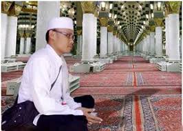 ياَ أَرْحَمَ الرَّاحِمِينَ ياَ أَرْحَمَ الرَّاحِمِينَ ياَ أَرْحَمَ الرَّاحِمِينَ ياَ أَرْحَمَ الرَّاحِمِينَ فَرِّجْ عَلَى الْمُسْلِمِينَ ya tuhan yang maha pengasih lebih dari segala yang mengasihi ( 3 kali ) , berikanlah kelegaan kepada orang. Ya Arhamarrohimin Farij Alal Muslimin